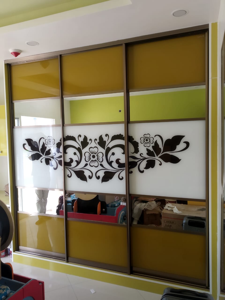 over-1000-designs-for-lacquer-glass-wardrobes-serving-across-gurgaon-gurugram-largest-collection-gallery-of-designs-in-gurgaon-india